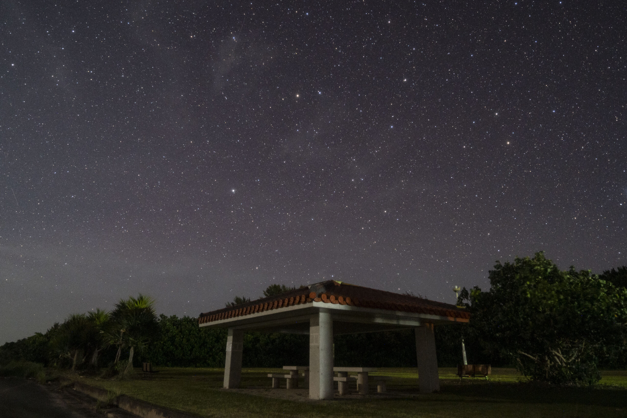 平久保半島の入口にあたる船越漁港の東屋の上に広がる星空。周囲に街明かりがなく、空一面に星が写っている
