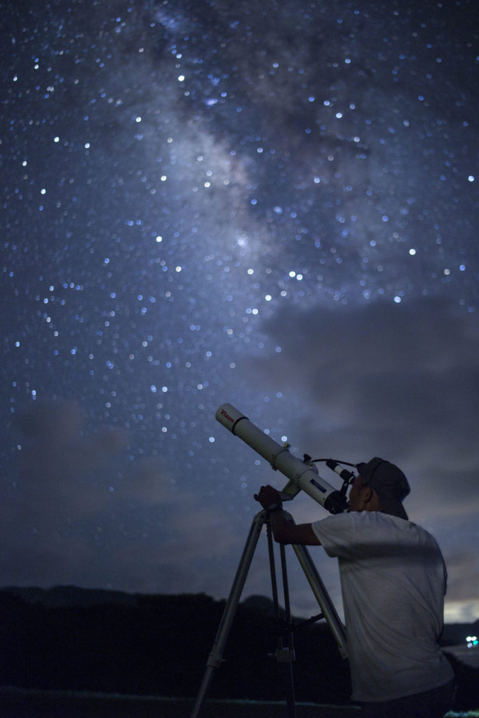 流れ星の丘星空ツアーで望遠鏡を使って天体観測