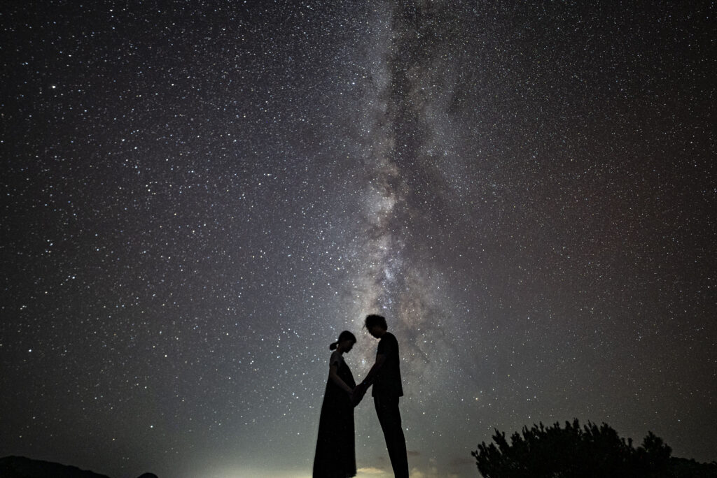 8月の石垣島の星空天頂にますぐ伸びる天の川平久保半島の流れ星の丘撮影