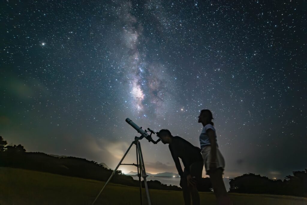 石垣島でカップルが望遠鏡で天の川を観察