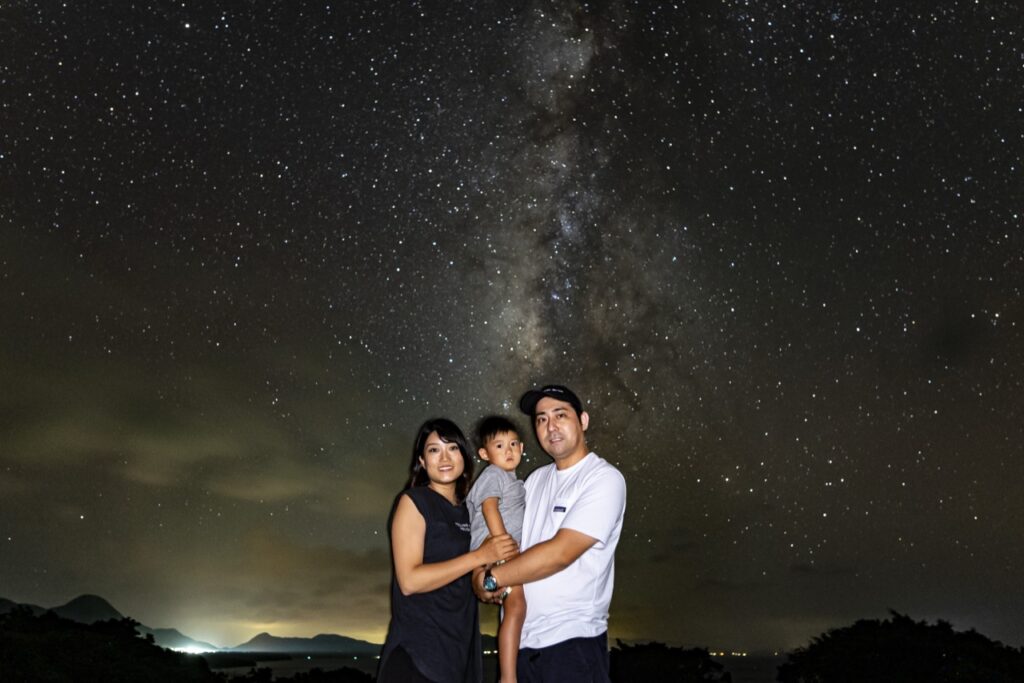 石垣島で家族三人が天の川の前で記念撮影