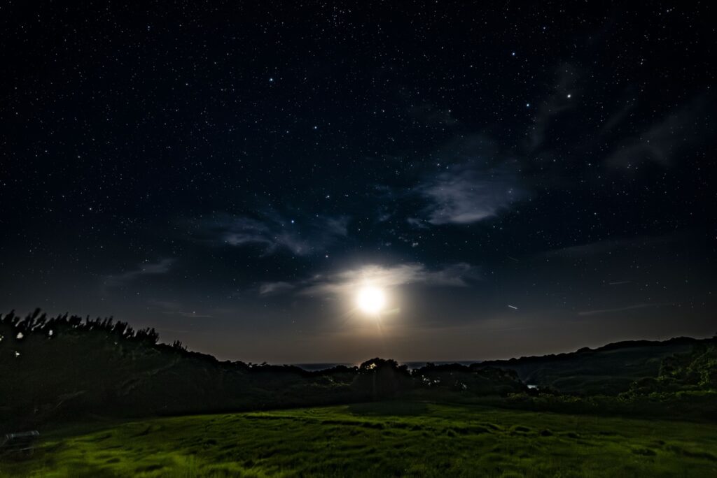 石垣島流れ星の丘の満月と草原の夜景